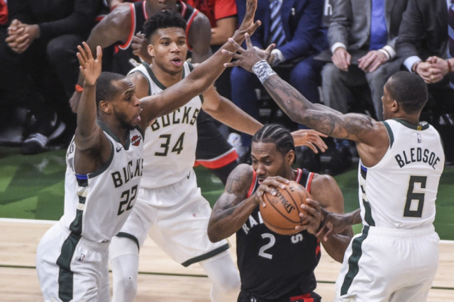 北京队鏖战雄鹿,乔治统治全场 北京队鏖战雄鹿,乔治统治全场